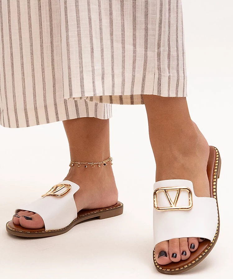 Białe klapki z klamerką Mariza