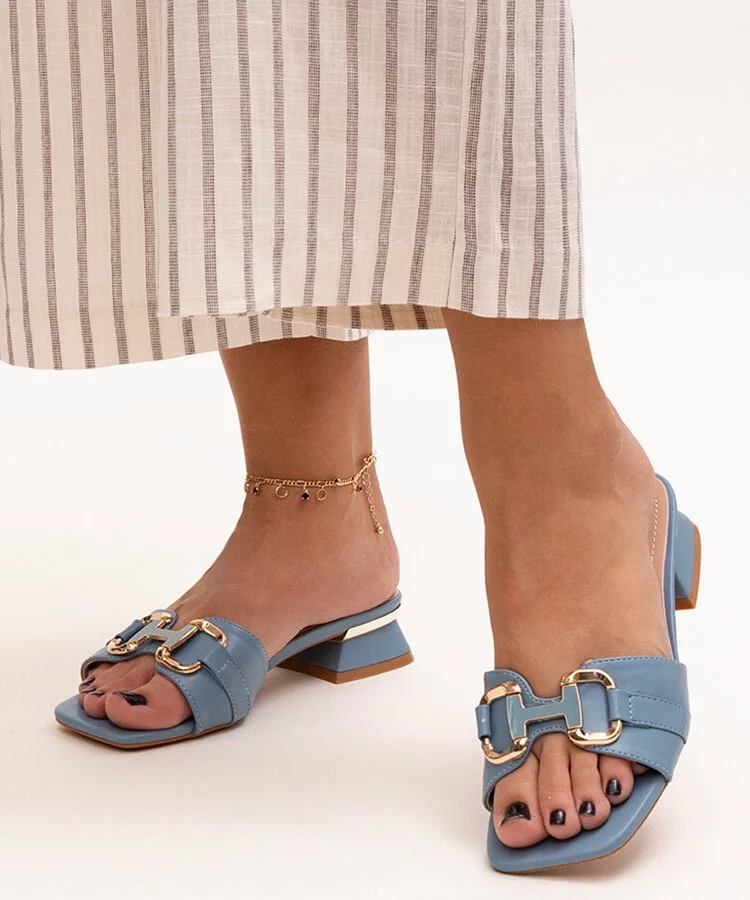 Klapki na niskim obcasie z ozdobną klamerką Luara