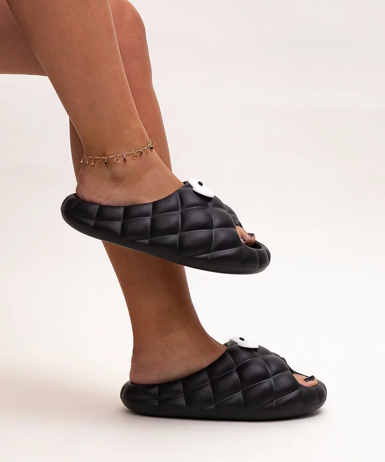 Czarne klapki piankowe z oczami Gorgesa