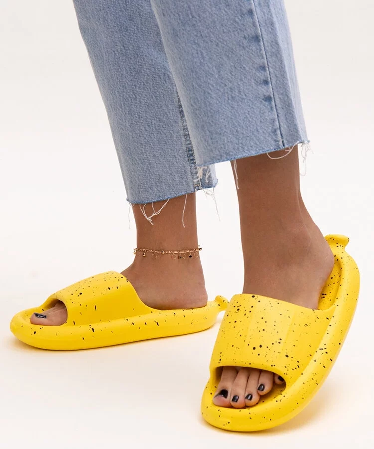 Żólte klapki z szerokim paskiem Hekssa