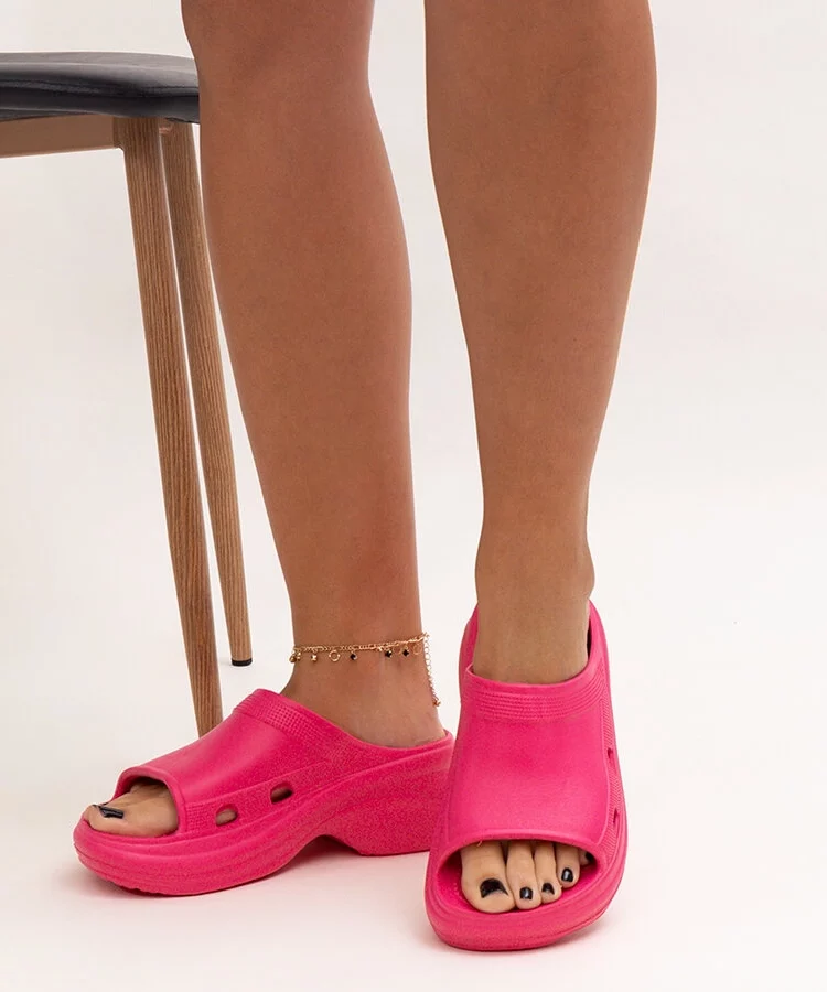 Ciemnoróżowe klapki na grubej podeszwie Elina