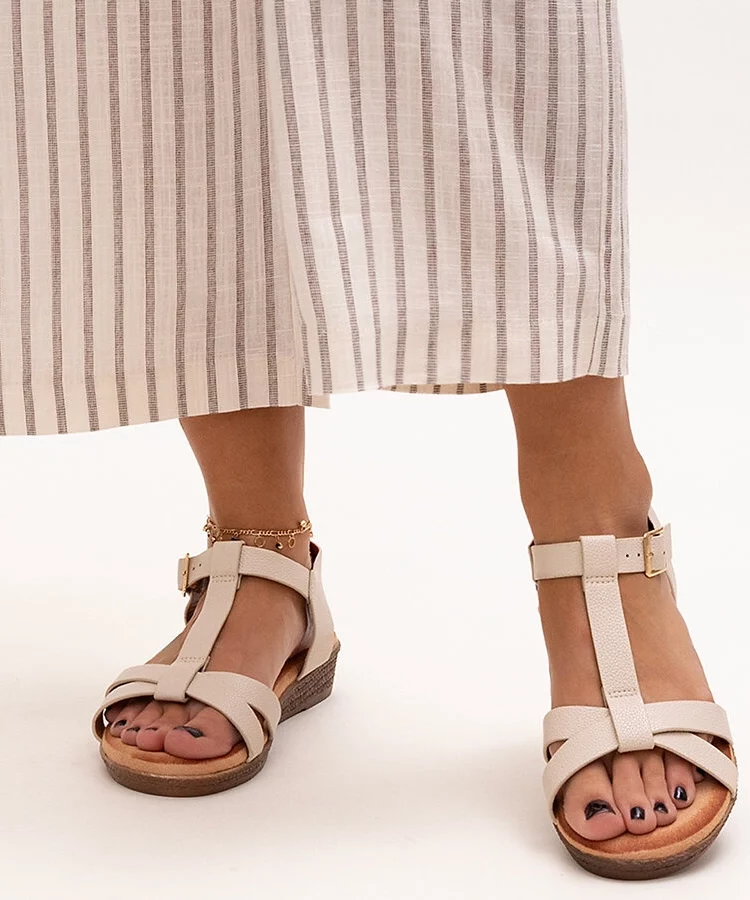 Beżowe sandałki na niskiej koturnie Sherine