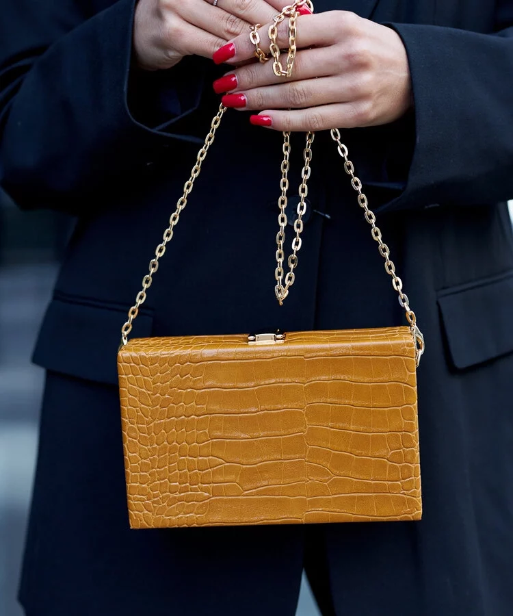 Żółta torebka typu ,,kuferek'' na łańcuszku Dratche