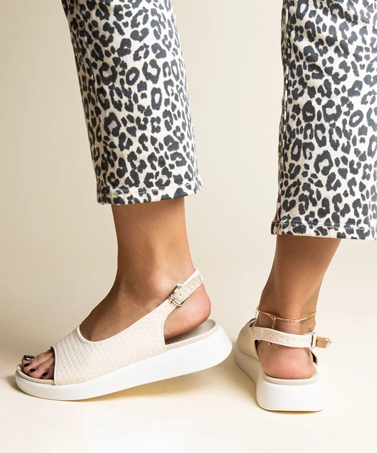 Beżowe sandały na grubszej podeszwie Hamonda