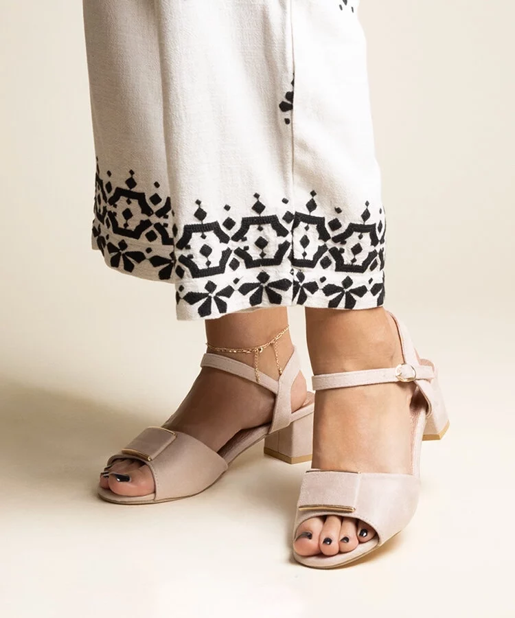 Beżowe sandały na niskim słupku Frederica