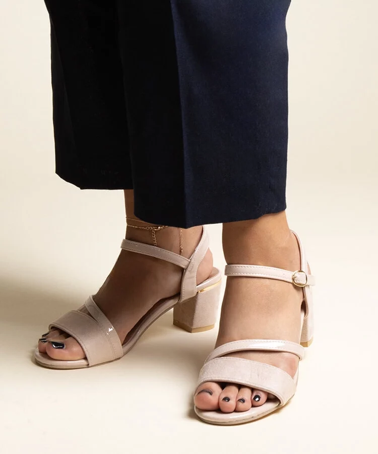 Beżowe sandały z polaczeniem materiałów Hambly