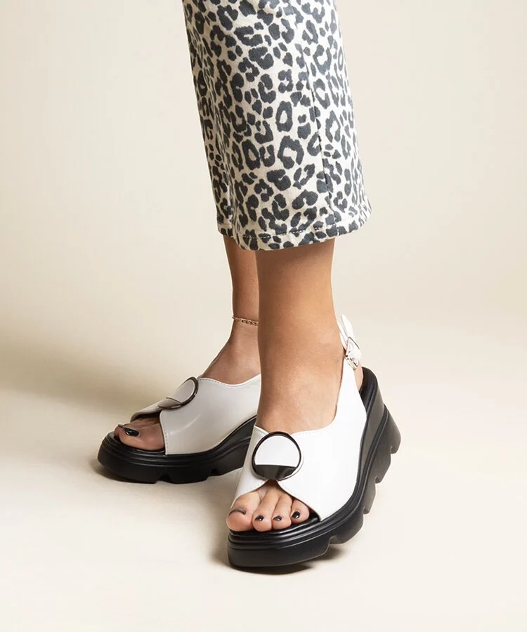 Białe sandały na koturnie z klamerką Bayley