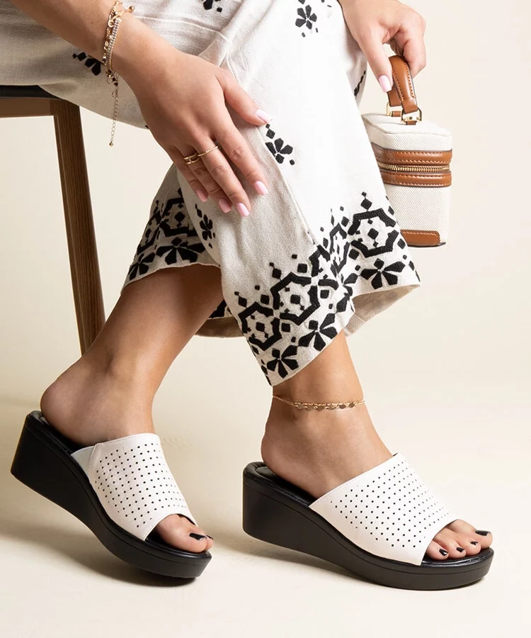 Białe klapki ażurowe na koturnie eko skóra Garvin