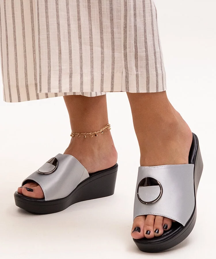 Srebrne klapki na koturnie z klamerką Keirenh