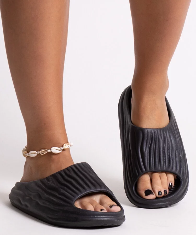 Czarne klapki z marszczeniem Miniya