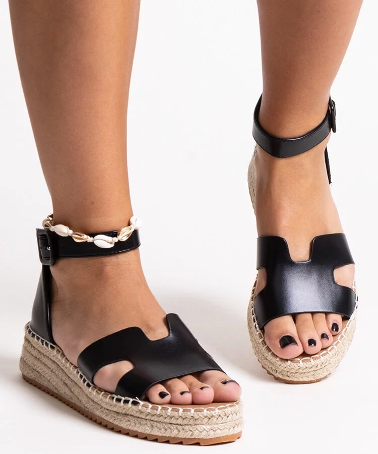 Czarne sandałki na koturnie Laurencia