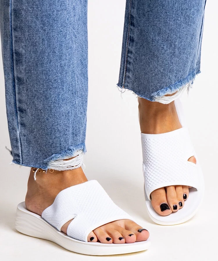 Białe klapki na platformie Linah