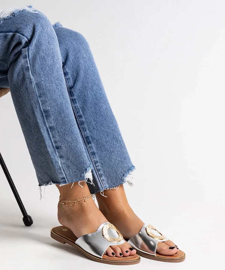 Srebrne klapki z ozdobną klamerką Ganea