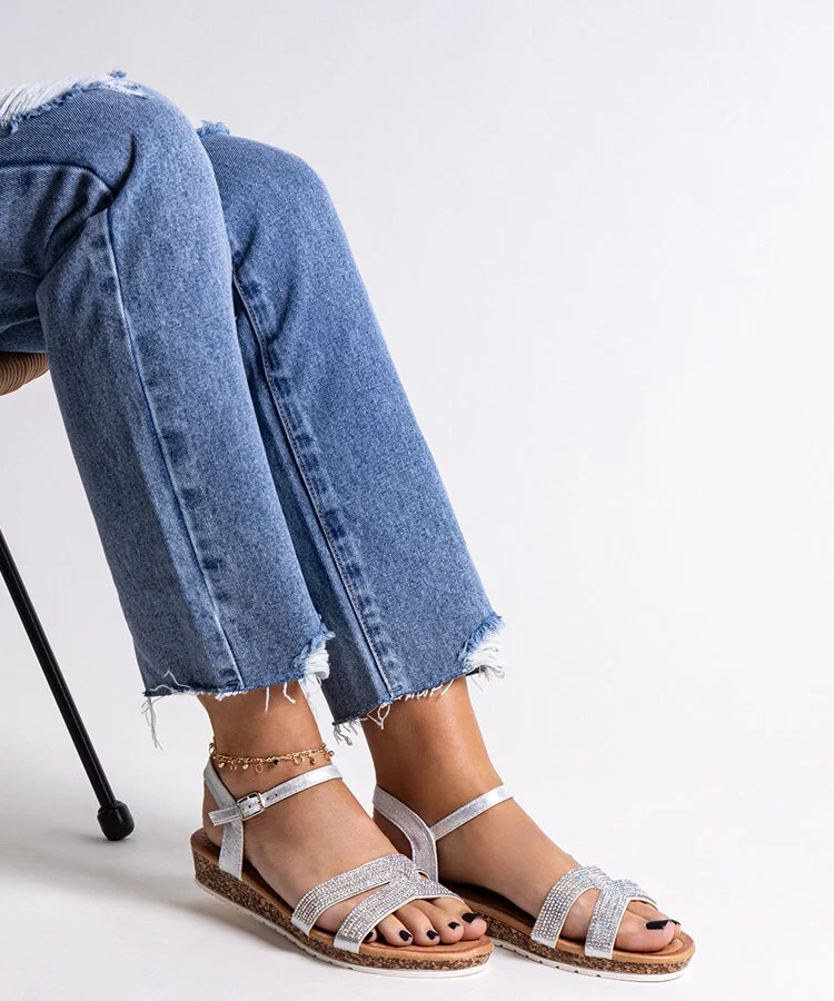 Srebrne sandałki na niskiej koturnie Saila