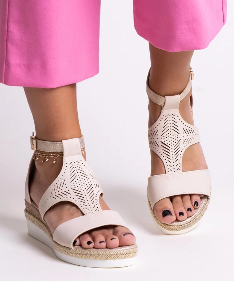 Beżowe sandały na niskiej koturnie Tiuma