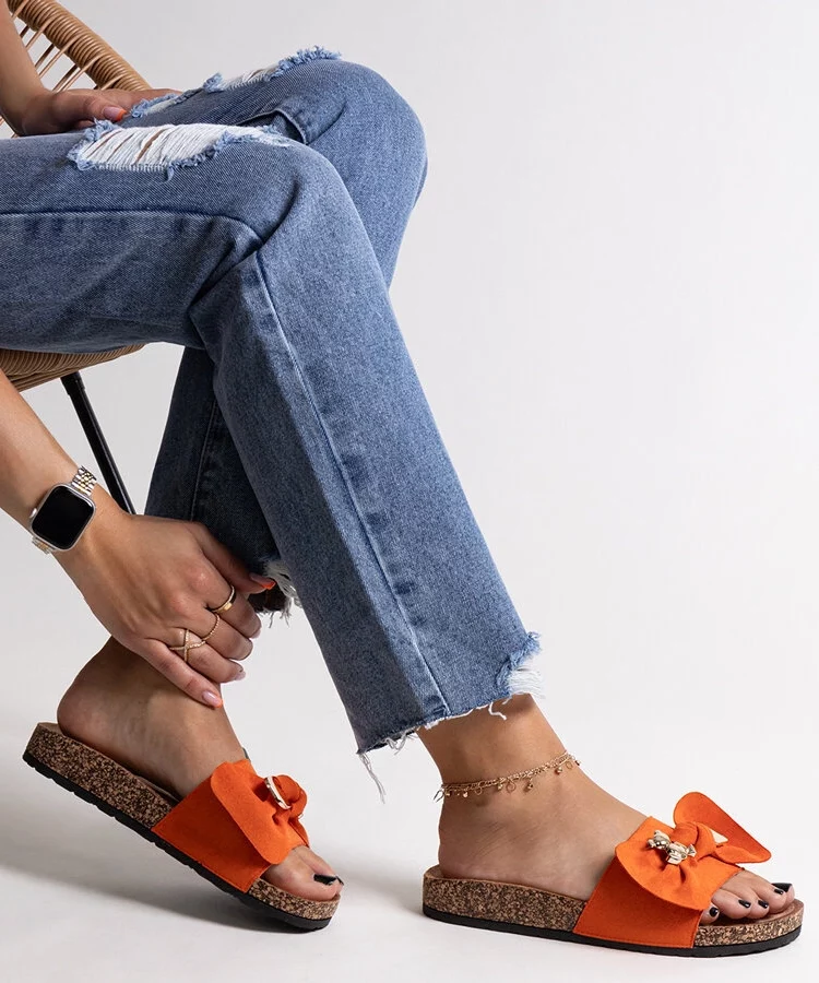 Pomarańczowe klapki z kokardą i z misiem Segan