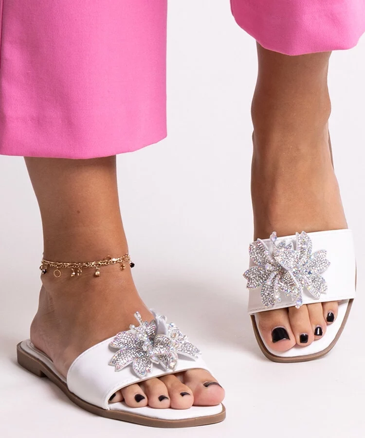 Białe klapki z cyrkoniowym kwiatkiem Vendula