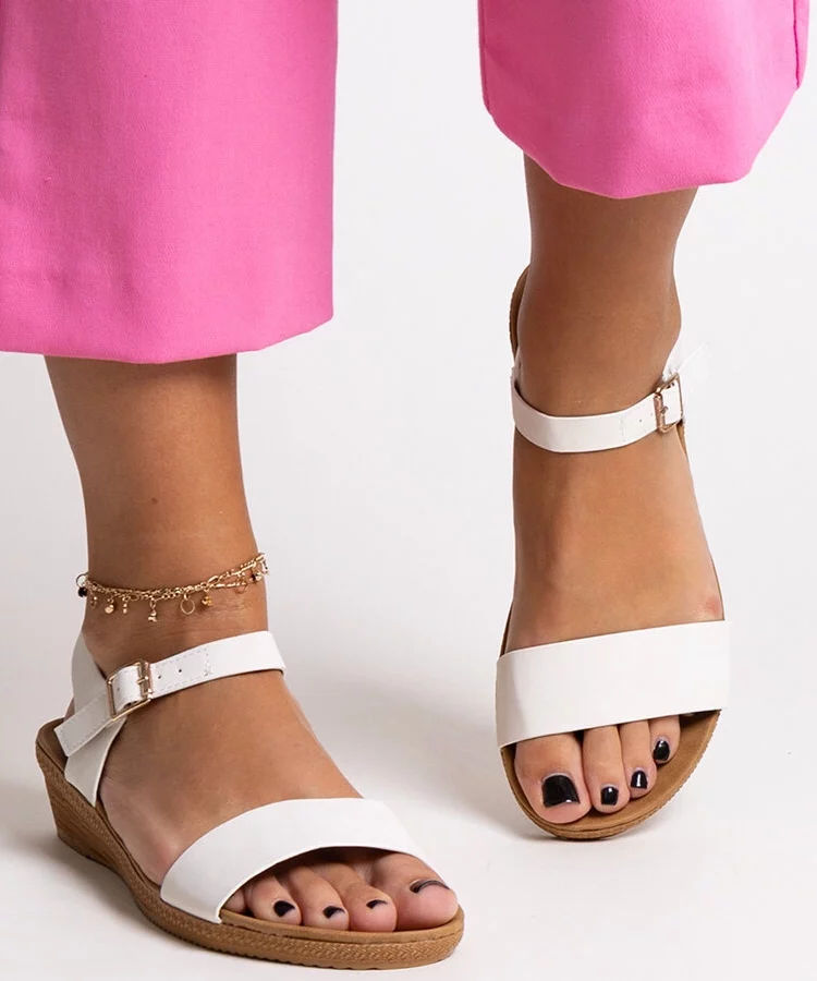 Białe sandałki z eco skóry Makdaka