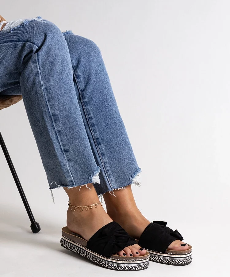 Masywne czarne klapki z ozdobną podeszwą Nibalie