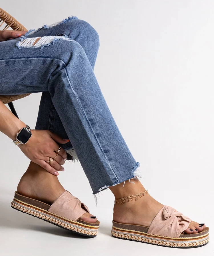 Masywne różowe klapki z ozdobną podeszwą Nibalie