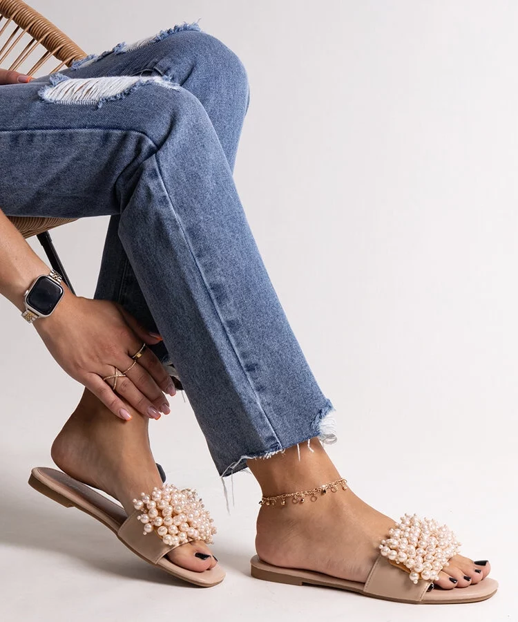 Beżowe klapki zdobione koralikami Atiyene