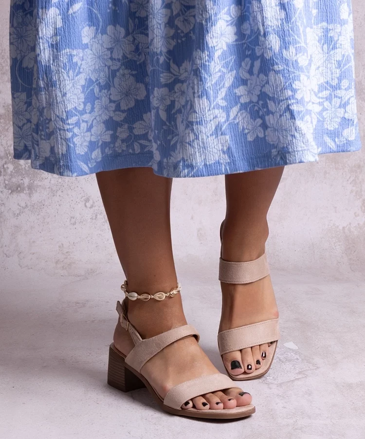 Beżowe sandałki na słupku Yakota