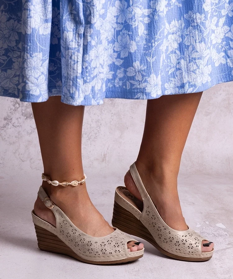 Beżowe sandały na koturnie Sakna