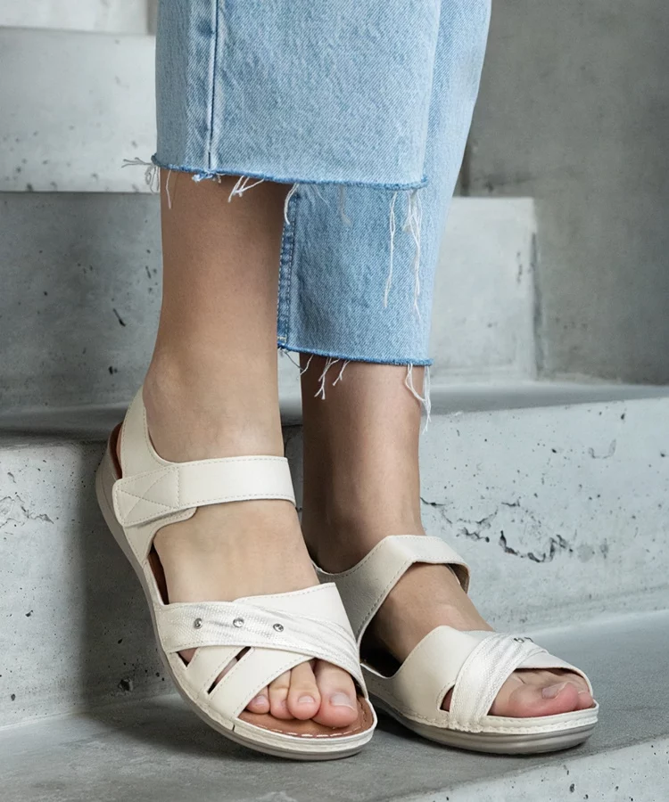 Beżowe sandały na platformie Nural