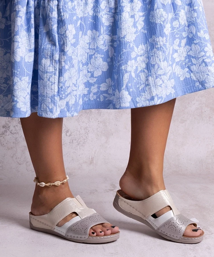 Beżowe klapki z połyskiem Saminar