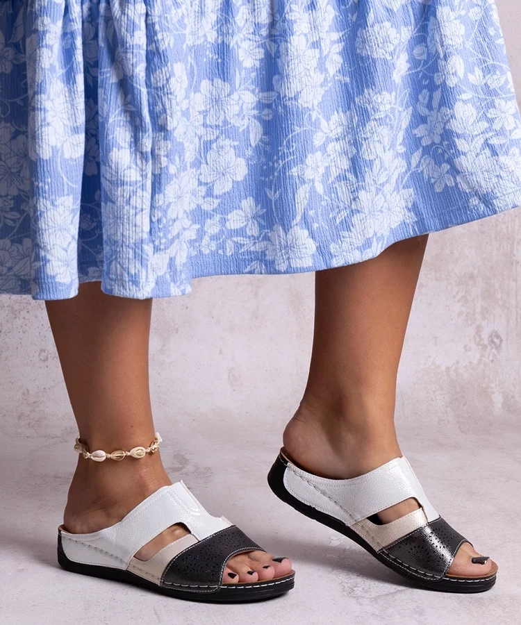 Czarno-białe klapki z połyskiem Saminar