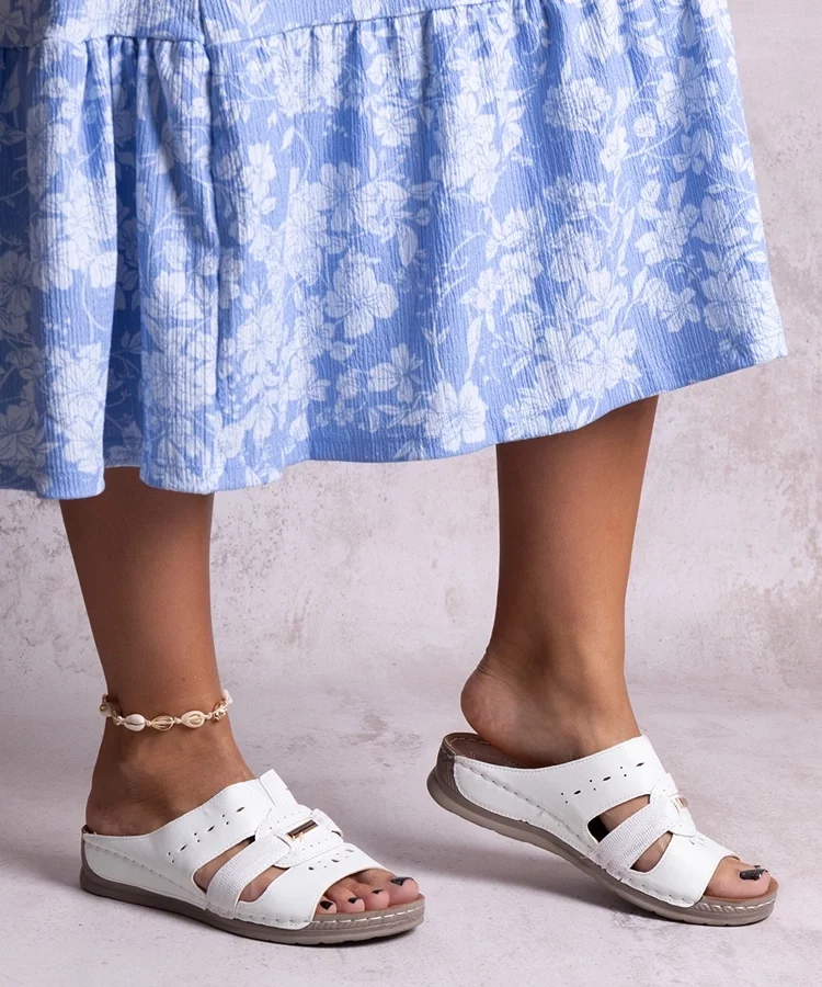 Białe klasyczne klapki Karime