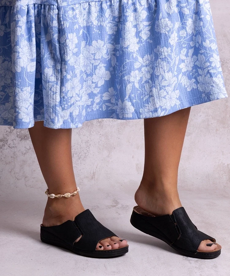 Czarne perforowane klapki Marouna