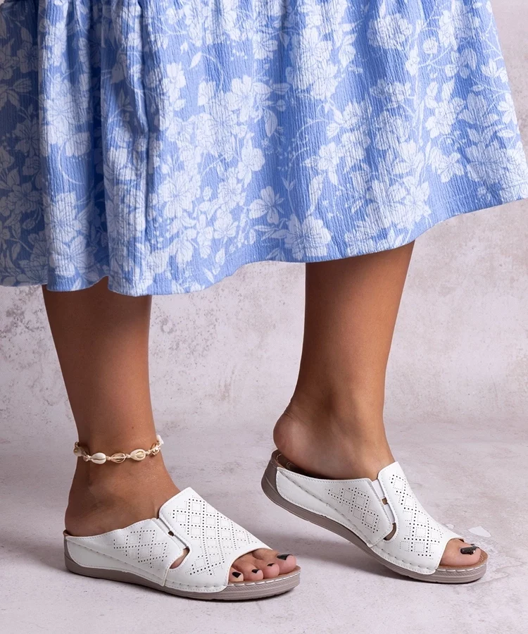 Białe perforowane klapki Marouna