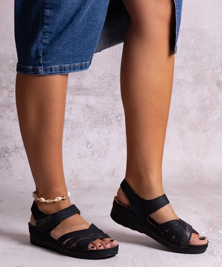 Czarne sandały na niskiej koturnie Areja