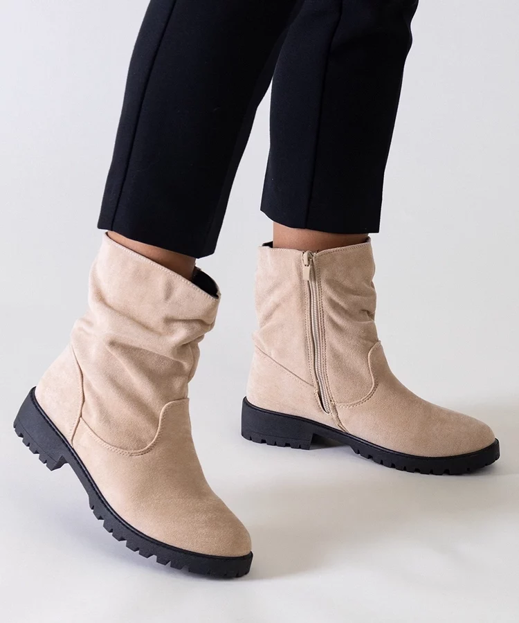 Beżowe marszczone botki z eko-zamszu Hinda