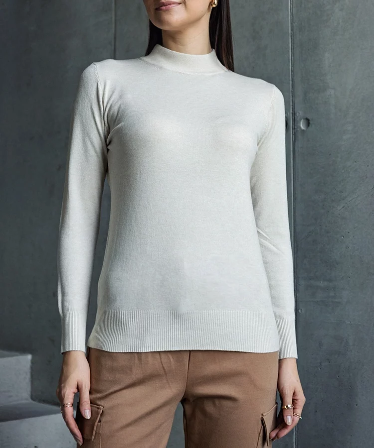 Beżowy klasyczny sweterek o luźnym kroju Essana