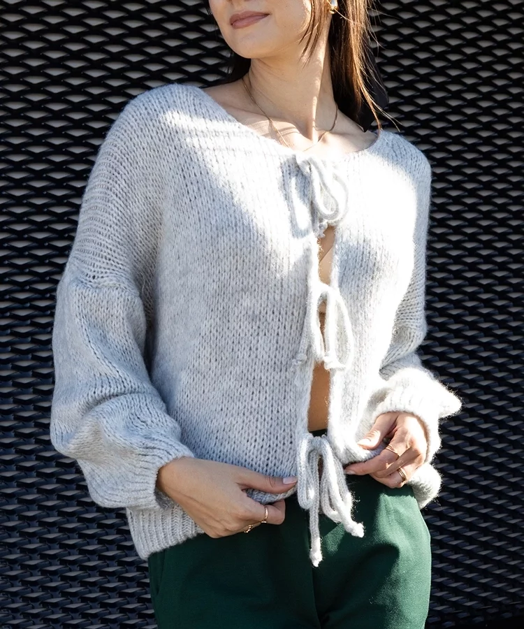 Szary wiązany sweterek Sumaia