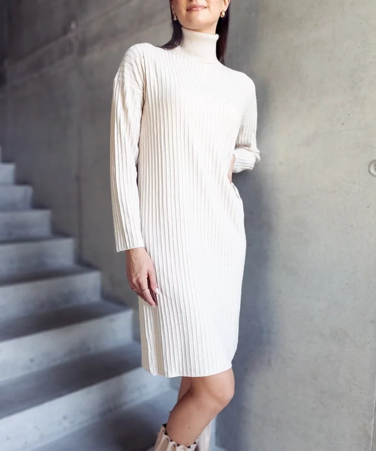 Beżowa sukienka połyskująca midi z golfem Kusama