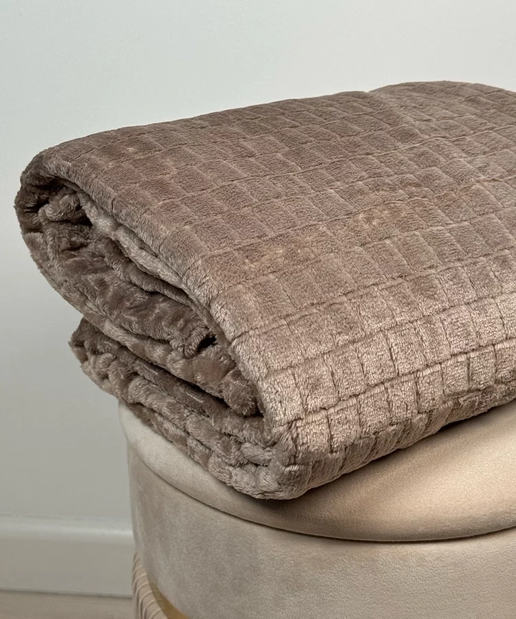 Beżowy pikowany koc