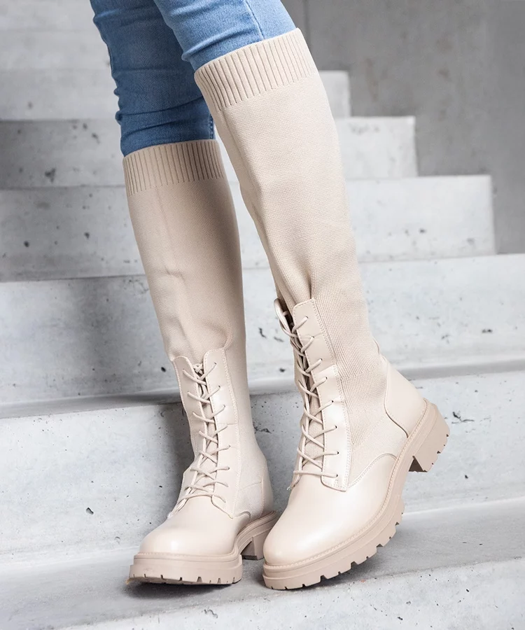 Beżowe kozaki wsuwane z materiałową elastyczną cholewką Luana