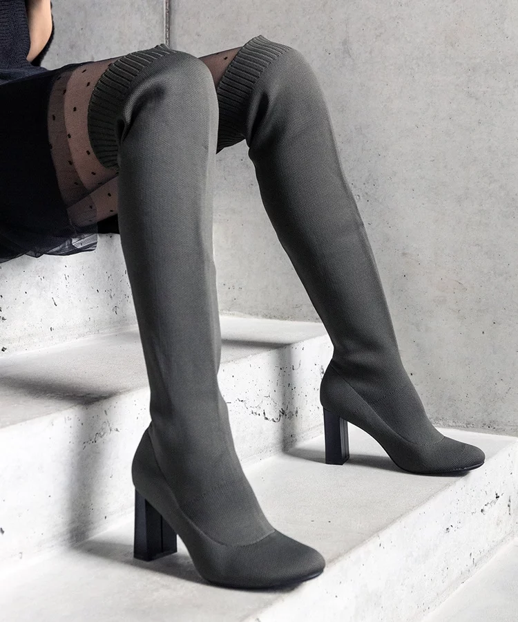 Zielone wsuwane kozaki na słupku z elastyczna cholewką za kolano Flamme