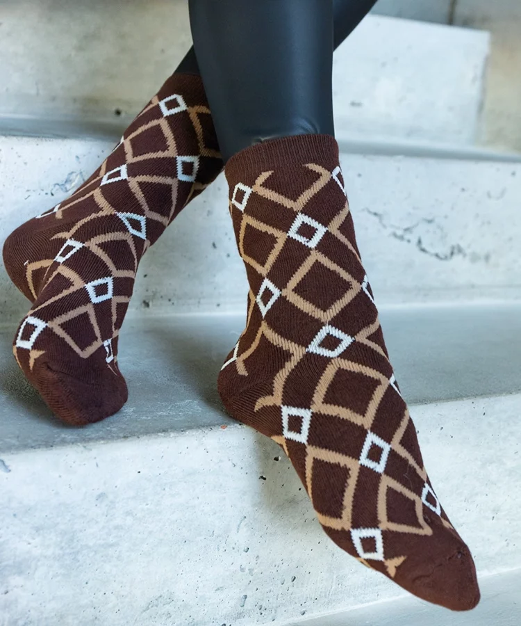Brązowe ciepłe skarpetki geometryczne Sella