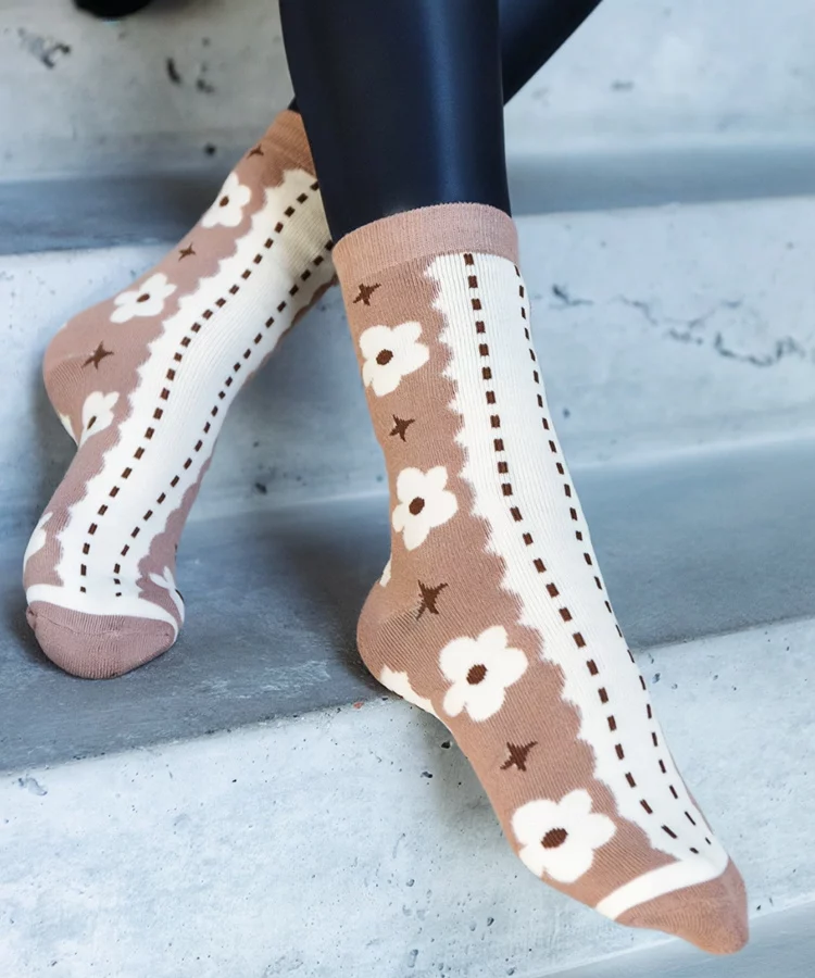 Beżowo-białe ciepłe skarpetki z kwiatkami Sella