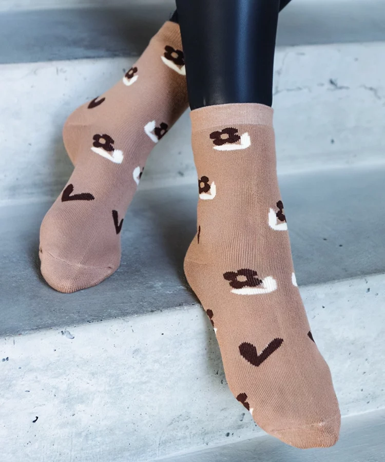 Beżowe ciepłe skarpetki z kwiatuszkami Sella