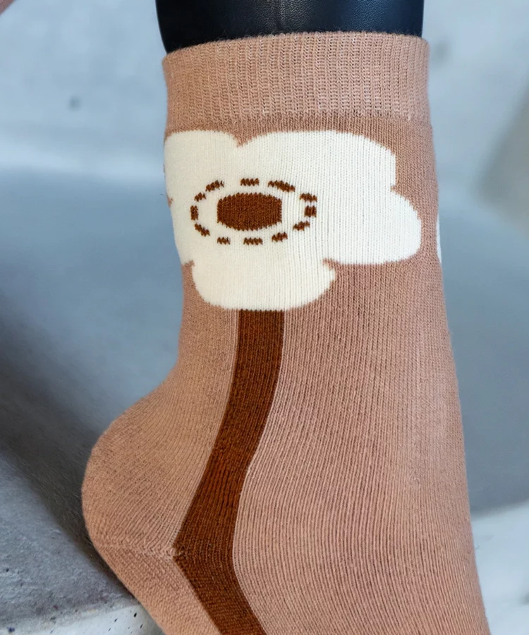 Brązowe ciepłe skarpetki z kwiatuszkiem Sella