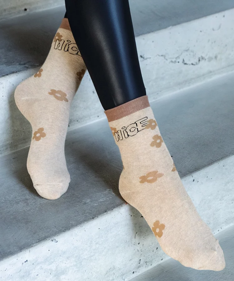 Beżowe ciepłe skarpetki z kwiatkiem Sella