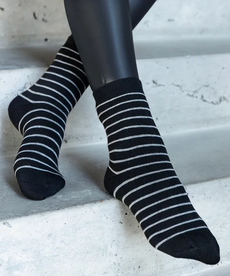 Czarne ciepłe skarpetki w białe paski Sella