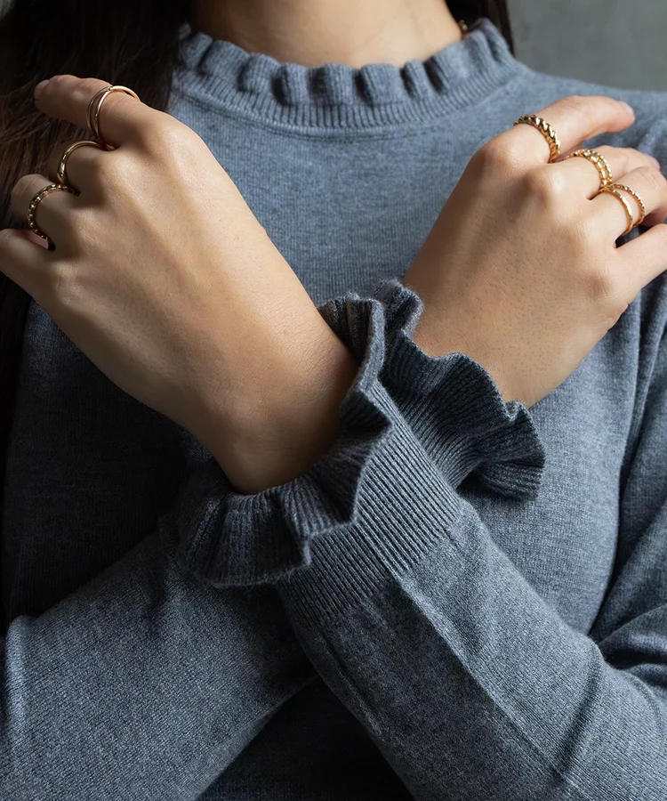 Szary miękki sweterek zdobiony falbanką Luel