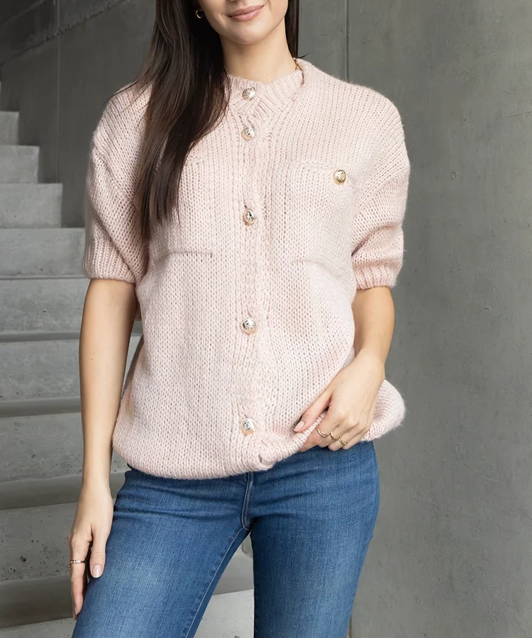 Sweter damski różowy z krótkim rękawem ozdobne guziki