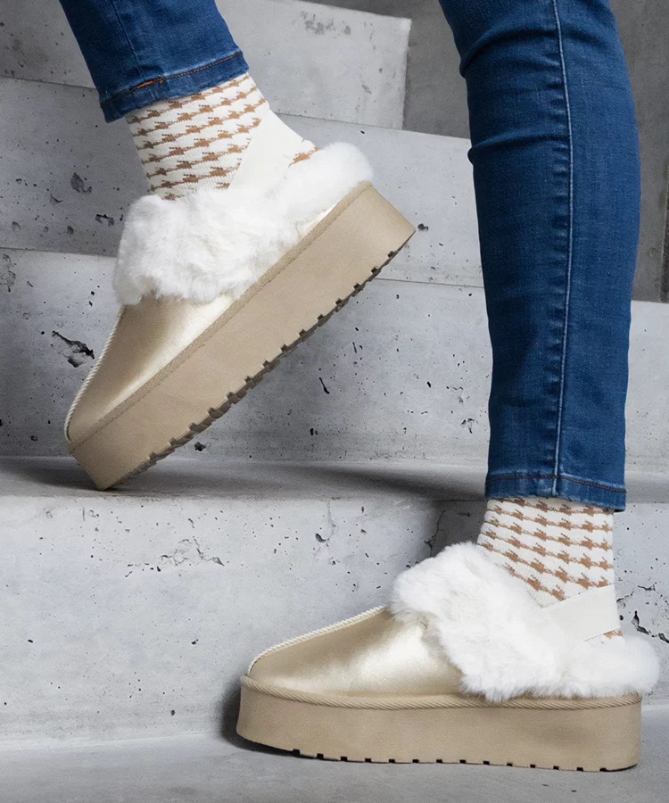 Złote kapcie na platformie ozdobione futerkiem Asza